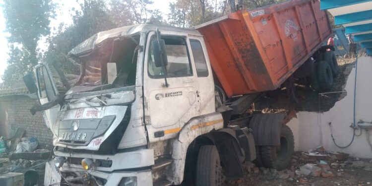 तेज रफ्तार अनियंत्रित ट्रेलर घुसा मकान में।।