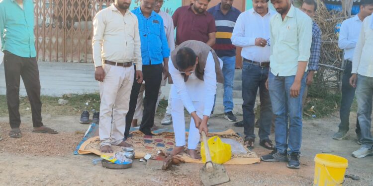 नगर पंचायत अध्यक्ष ने सड़क और नाली निर्माण कार्य का किया शिलान्यास।