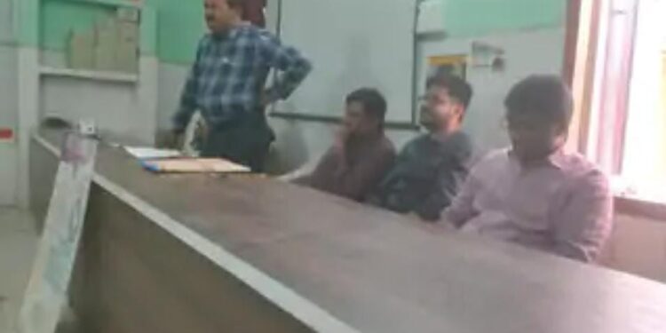 घोरावल में सर्पदंश से बचाव के लिए स्वास्थ्यकर्मियों को विशेषज्ञों द्वारा प्रशिक्षण दिया गया।