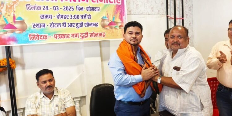 दुद्धी में पत्रकारों ने एस डी एम व तहसीलदार के संग फूलों की होली खेल समरसता का दिया सन्देश।