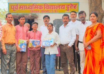नवोदय विद्यालय में आलोक के चयन होने पर ढुटेर गांव में खुशी की लहर।