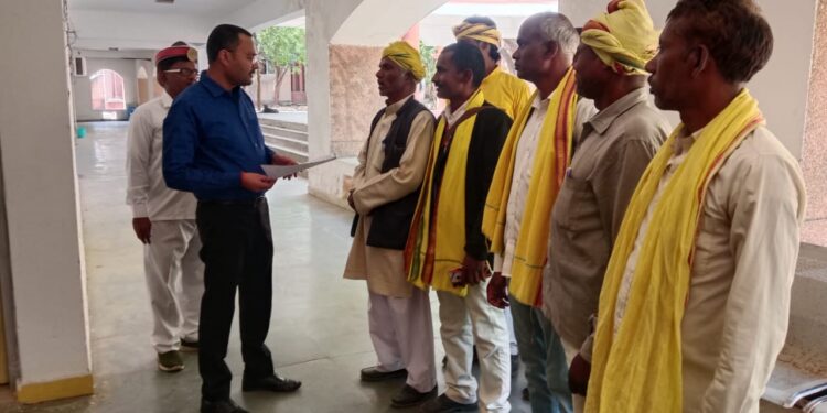 गोंगपा कार्यकर्ताओं ने राज्यपाल को संबोधित मांगों का ज्ञापन एडीएम को सौंपा।