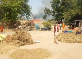 गेहूं की खड़ी फसल में लगी आग, लाखों का नुकसान।।