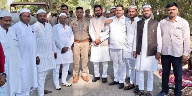 घोरावल ईदगाह में ईद की नमाज अदा कर अमन-शांति की दुआ, इबादत में झुके सिर।।