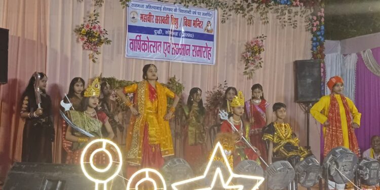 सरस्वती विद्या मंदिर का वार्षिक उत्सव में मुख्य अतिथि सांसद राम सकल ने चैता और निर्गुण गाकर सुनाया जिसे जमकर सराहा गया ।