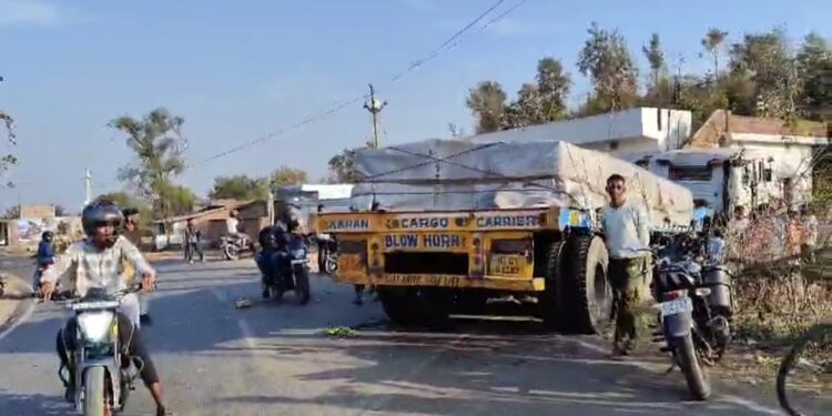 बोलेरो व ट्रेलर की टक्कर, ट्रेलर अनियंत्रित होकर दूकान में घुसा।