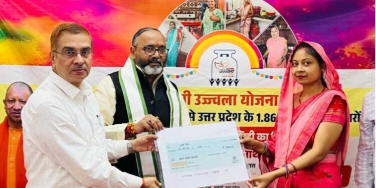 होली पर प्रधानमंत्री उज्ज्वला गैस रिफलिंग सब्सिडी कार्यक्रम का मुख्यमंत्री का सम्बोधन कलक्ट्रेट में सीधा प्रसारण किया गया।