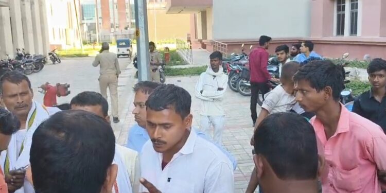 प्रसव के दौरान महिला की हुई मौत, परिजनों ने किया हंगामा।