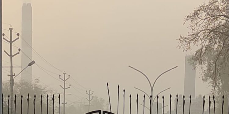 हवा में उड़ रही जहरीली राख से रहवासियों की बढ़ी मुश्किलें । बीमारियों की चपेट में ग्रामीण । प्रबंधन मौन ।।