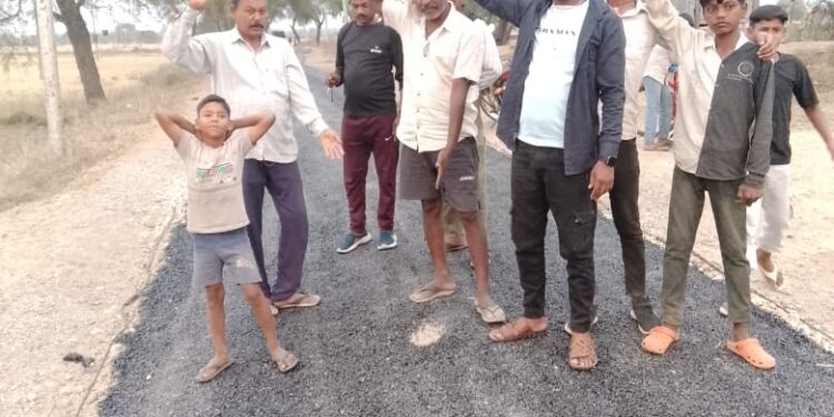 सड़क निर्माण में मानक की अनदेखी का आरोप, लोगों ने किया प्रदर्शन।।