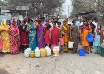 पेयजल के लिए हाहाकार, डिब्बा बाल्टी लेकर महिलाओं ने किया प्रदर्शन ।।