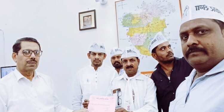 आजाद अधिकार सेना के बैनर तले पुलिस हिरासत में मौत के मामले में जिलाध्यक्ष शोभित सिंह के नेतृत्व में राज्यपाल के नाम डीएम को दिया गया ज्ञापन।