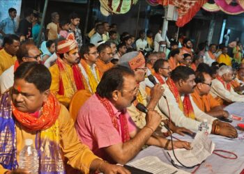 भगवा रंग में रंगा नगर, जय श्रीराम के नारों से गूंजा आसमानपुरुषोत्तम श्रीराम की शोभायात्रा में अद्भुत रण कौशल और भव्यता का दर्शन।