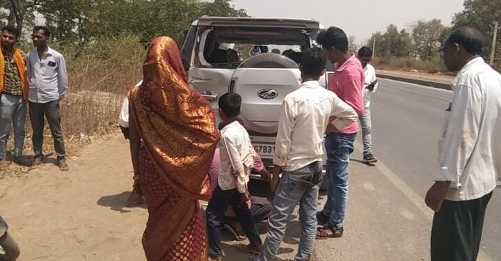 टीयूवी कार अनियंत्रित होकर विद्युत पोल में टकरा गई, बाल बाल बचे सवार।