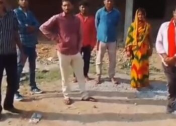 जमीन से महज 7 फीट ऊपर बिजली के नंगे तार, विभाग की इस लापरवाही से हो सकता है। बड़ा हादसा।