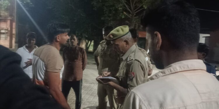 शादी द्वारपूजा में हर्ष फायरिंग के दौरान एक के पैर में लगी गोली।