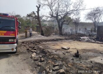 प्रचंड गर्मी में अज्ञात कारणों से झुग्गी झोपड़ियों में लगी आग।