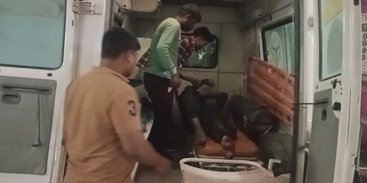 बाइक सवार युवकों को अज्ञात वाहन ने मारी टक्कर।