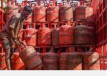 LPG गैस सिलेंडर के दाम में 50 रुपये की बढ़ोतरी।