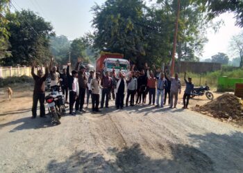 भीषण गर्मी में बिलबिलाए ग्रामीणों ने बिजली के लिए सड़क पर उतर कर किया प्रदर्शन।।