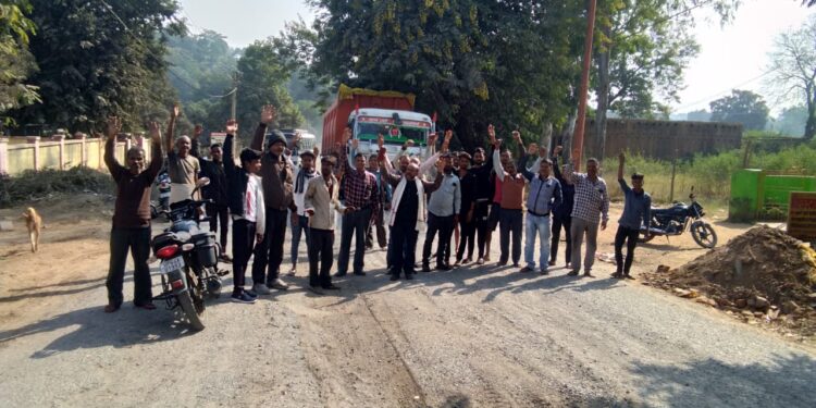 भीषण गर्मी में बिलबिलाए ग्रामीणों ने बिजली के लिए सड़क पर उतर कर किया प्रदर्शन।।
