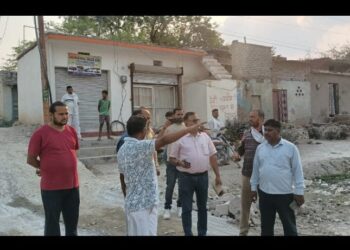 हैवी ब्लास्टिंग से मकानो में पड़ रहे दरार को लेकर खनन विभाग की टीम ने कई मकानो का निरीक्षण कर हकीकत को जाना।