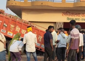 ईंट लदी ट्रेक्टर में ट्रक ने मारी टक्कर एक कि मौत 3 घायल।