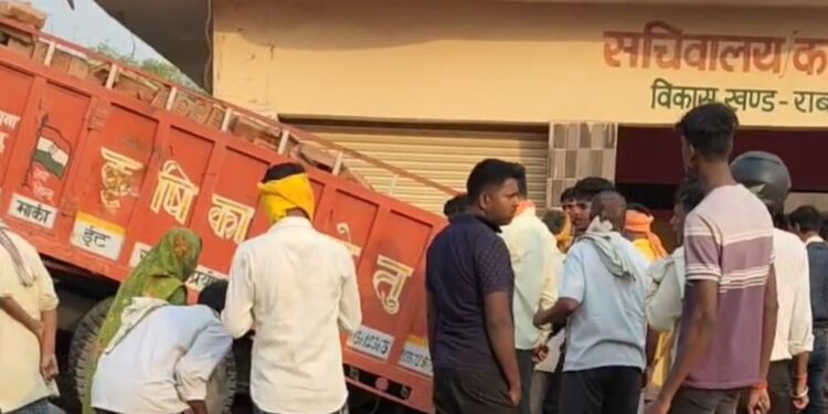 ईंट लदी ट्रेक्टर में ट्रक ने मारी टक्कर एक कि मौत 3 घायल।