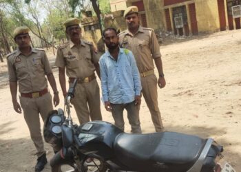 चोरी की बाइक के साथ युवक गिरफ्तार हुआ चालान।