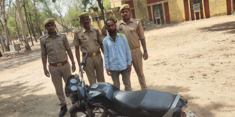 चोरी की बाइक के साथ युवक गिरफ्तार हुआ चालान।
