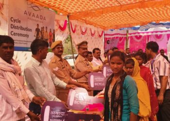 सोनभद्र में ‘आशा की साइकिल’: अवादा फाउंडेशन ने 150 आदिवासी छात्रों को दी नई उड़ान।