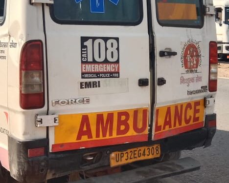 खड़े ट्रक से टकराई, ईएमटी की मौत, चालक जख्मी।।