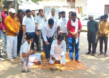 चेयरमैन ने सड़क और नाली निर्माण कार्य का किया शिलान्यास।