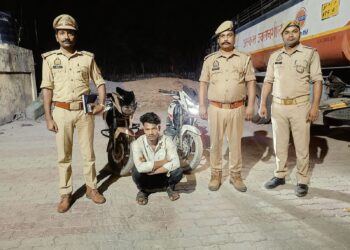 चोरी के दो मोटरसाइकिल के संग अभियुक्त गिरफ्तार।।