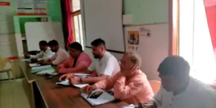 घोरावल सीएचसी में स्वास्थ्य सेवाओं की समीक्षा बैठक एवं गर्भवती महिलाओं की ट्रैकिंग और टीकाकरण पर चर्चा।