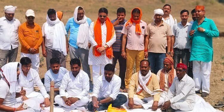 नगर पंचायत चोपन में पोखरा सुंदरीकरण कार्य का हुआ शिलान्यास।
