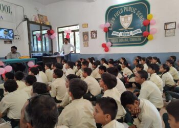 छात्रों को बालगीता बांटकर कार्यशाला का हुआ समापन।