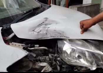 खड़ा ट्रेलर अचानक पीछे लुढ़का, बाईक – कार को टक्कर मार टीन शेड तोड़ा।