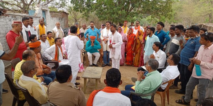 ग्रामीणों की जमीन पर ए सी सी कंपनी जबरन विद्युत टावर लेजाने को लेकर ग्रामीणों में आक्रोश।