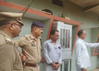 चोरों की तलाश में पुलिस जुटी हुई लाखों की चोरी।
