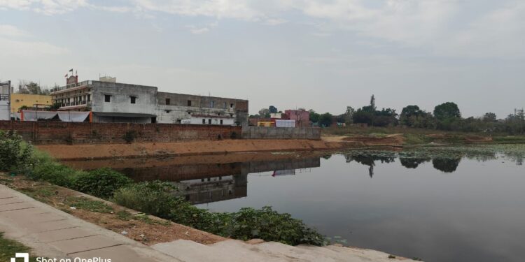 दुद्धी में सरकारी जमीनों पर कब्जा जारी, तालाब पोखरा सुर्खियों में।
