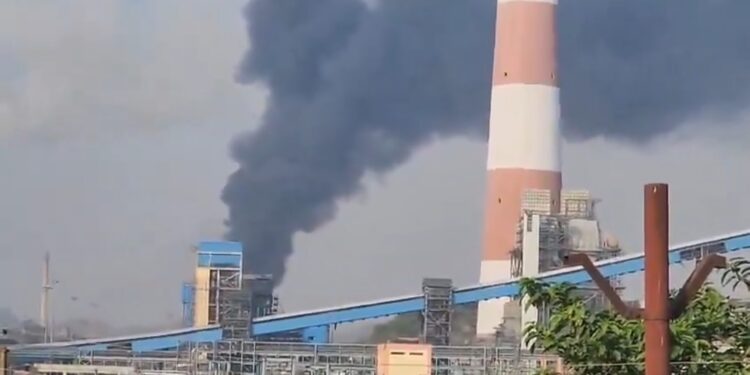 ओबरा पॉवर प्लांट के बीटीपीएस स्विच यार्ड नंबर 01 में लगीं आग, मची अफरा तफरी।