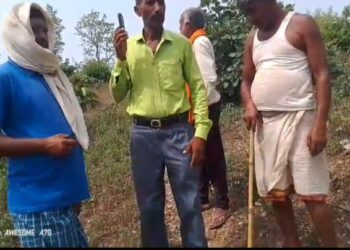 कोन वन रेंज में माफियाओं का कहर, लोगों ने किया वन विभाग के खिलाफ जोरदार प्रदर्शन, नहीं हो रही कोई सुनवाई।।
