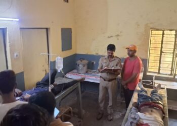 सड़क दुर्घटना में एक युवक की मौत दो गंभीर।