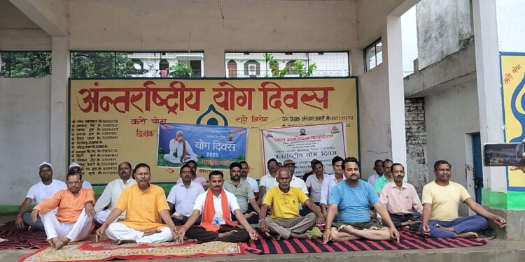 करो योग रहो निरोग म्योरपुर मे हुआ योग शिविर का आयोजन