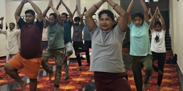 दुद्धी नगर पंचायत स्थित रामलीला मैदान सामुदायिक हॉल में भाजपाइयों ने मनाया योग दिवस ।।