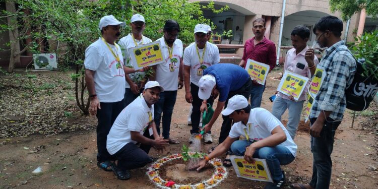 कलेक्ट्रेट परिसर में अपर जिलाधिकारी ने वृक्षारोपण कर दिया पर्यावरण संरक्षण का संदेश।