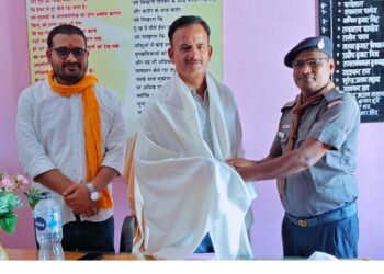 खंड शिक्षा अधिकारी नगवां को ब्लॉक स्काउट मास्टर ने किया सम्मानितफोटो:सोनभद्र। नवागत खंड शिक्षा अधिकारी नगवां धनंजय सिंह को ब्लॉक संसाधन केंद्र पर डॉक्टर बृजेश कुमार सिंह महादेव ब्लॉक स्काउट मास्टर नगवां एवं वरिष्ठ जिला उपाध्यक्ष राशैम सोनभद्र द्वारा अंग वस्त्र देकर सम्मानित किया गया।डॉ महादेव ने बताया कि एक अच्छे अधिकारी में ईमानदारी, कर्तव्यनिष्ठा, निर्णय लेने की क्षमता, प्रभावी संचार टीम का नेतृत्व करने, समस्याओं का समाधान करने, और दूसरों को प्रेरित करने में सक्षम होना चाहिए। जो हमारे नवागत खंड शिक्षा अधिकारी में है। आप शिक्षकों के शिक्षक कुशल मार्गदर्शक और शिक्षकों के दर्द को समझने वाले हैं। विकासखंड नगवा जैसे दुर्गम एवं विषम भौगोलिक क्षेत्र वाले भू भाग में सेवा दे रहे हैं शिक्षकों की समस्याओं को भी बखूबी समझते हैं।नवागत खंड शिक्षा अधिकारी धनंजय सिंह ने कहा कि एक अच्छा शिक्षक वह है जो न केवल ज्ञान प्रदान करता है, बल्कि छात्रों को प्रेरित भी करता है, उनके विकास में सहायक होता है और उन्हें जीवन में सफल होने के लिए तैयार करता है।इस अवसर पर जय प्रसाद चौरसिया प्रधानाध्यापक पीएम श्री कंपोजिट विद्यालय पल्हारी, विनोद मिश्रा ब्लॉक अध्यक्ष, महेंद्र जायसवाल पूर्व ब्लाक अध्यक्ष, पीएन सिंह, श्रीकांत दुबे, अरविंद पांडेय, महेश भारती, उर्मिला, मुकेश, ओमप्रकाश, प्रशांत मिश्रा, महेंद्र, उमेश दुबे, अजय, देवेंद्र, अंकित, राकेश, हरिओम, रविकांत मौर्य, राजीव सिंह, अमन मौर्य, रामदुलार सिंह सहित दर्जनों शिक्षक एवं शिक्षिकाएं उपस्थित रहे। नए सत्र की शुभकामनाओं के साथ सत्र समापन की घोषणा की गई।