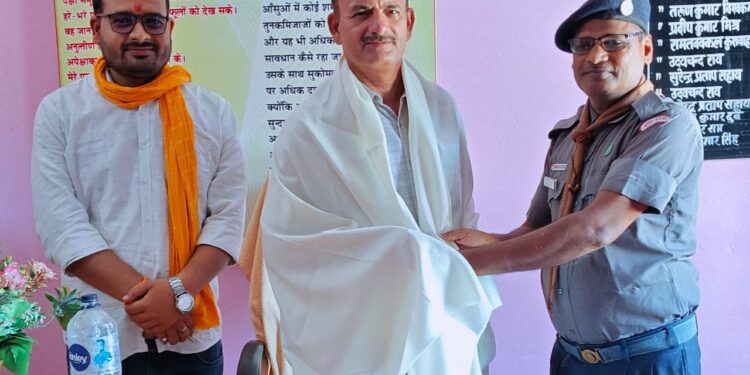खंड शिक्षा अधिकारी नगवां को ब्लॉक स्काउट मास्टर ने किया सम्मानितफोटो:सोनभद्र। नवागत खंड शिक्षा अधिकारी नगवां धनंजय सिंह को ब्लॉक संसाधन केंद्र पर डॉक्टर बृजेश कुमार सिंह महादेव ब्लॉक स्काउट मास्टर नगवां एवं वरिष्ठ जिला उपाध्यक्ष राशैम सोनभद्र द्वारा अंग वस्त्र देकर सम्मानित किया गया।डॉ महादेव ने बताया कि एक अच्छे अधिकारी में ईमानदारी, कर्तव्यनिष्ठा, निर्णय लेने की क्षमता, प्रभावी संचार टीम का नेतृत्व करने, समस्याओं का समाधान करने, और दूसरों को प्रेरित करने में सक्षम होना चाहिए। जो हमारे नवागत खंड शिक्षा अधिकारी में है। आप शिक्षकों के शिक्षक कुशल मार्गदर्शक और शिक्षकों के दर्द को समझने वाले हैं। विकासखंड नगवा जैसे दुर्गम एवं विषम भौगोलिक क्षेत्र वाले भू भाग में सेवा दे रहे हैं शिक्षकों की समस्याओं को भी बखूबी समझते हैं।नवागत खंड शिक्षा अधिकारी धनंजय सिंह ने कहा कि एक अच्छा शिक्षक वह है जो न केवल ज्ञान प्रदान करता है, बल्कि छात्रों को प्रेरित भी करता है, उनके विकास में सहायक होता है और उन्हें जीवन में सफल होने के लिए तैयार करता है।इस अवसर पर जय प्रसाद चौरसिया प्रधानाध्यापक पीएम श्री कंपोजिट विद्यालय पल्हारी, विनोद मिश्रा ब्लॉक अध्यक्ष, महेंद्र जायसवाल पूर्व ब्लाक अध्यक्ष, पीएन सिंह, श्रीकांत दुबे, अरविंद पांडेय, महेश भारती, उर्मिला, मुकेश, ओमप्रकाश, प्रशांत मिश्रा, महेंद्र, उमेश दुबे, अजय, देवेंद्र, अंकित, राकेश, हरिओम, रविकांत मौर्य, राजीव सिंह, अमन मौर्य, रामदुलार सिंह सहित दर्जनों शिक्षक एवं शिक्षिकाएं उपस्थित रहे। नए सत्र की शुभकामनाओं के साथ सत्र समापन की घोषणा की गई।