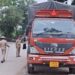 पुलिस ने गांजा से लदे डीसीएम ट्रक पकड़ा।